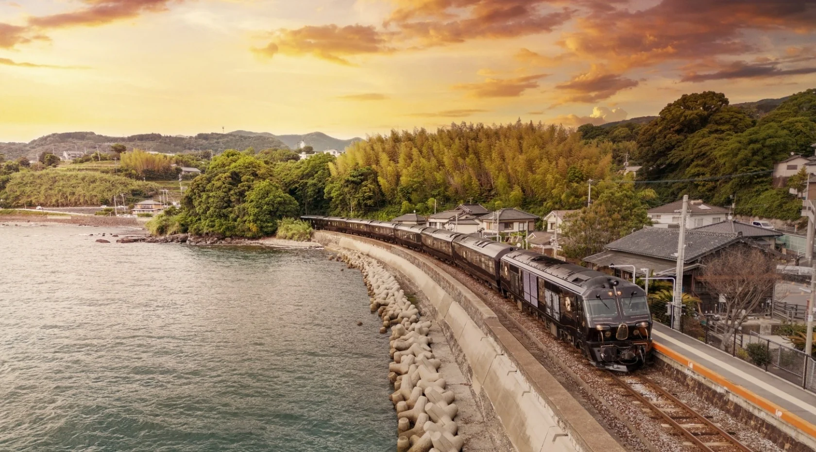 Train Seven Stars en côte – coucher de soleil sur mer, Kyushu Japon