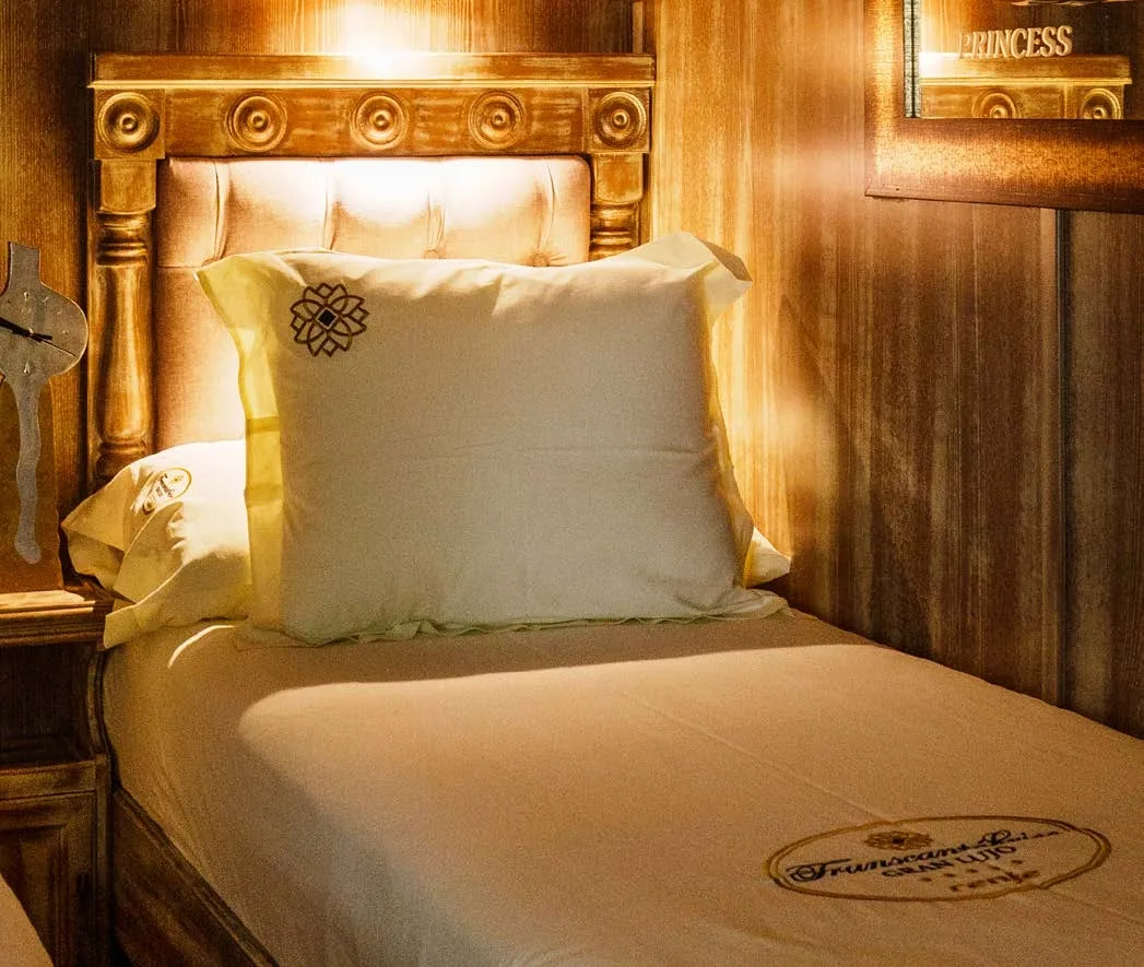Cabine du Transcantábrico Gran Lujo avec lit préparé pour la nuit et linge brodé au monogramme Renfe Gran Lujo