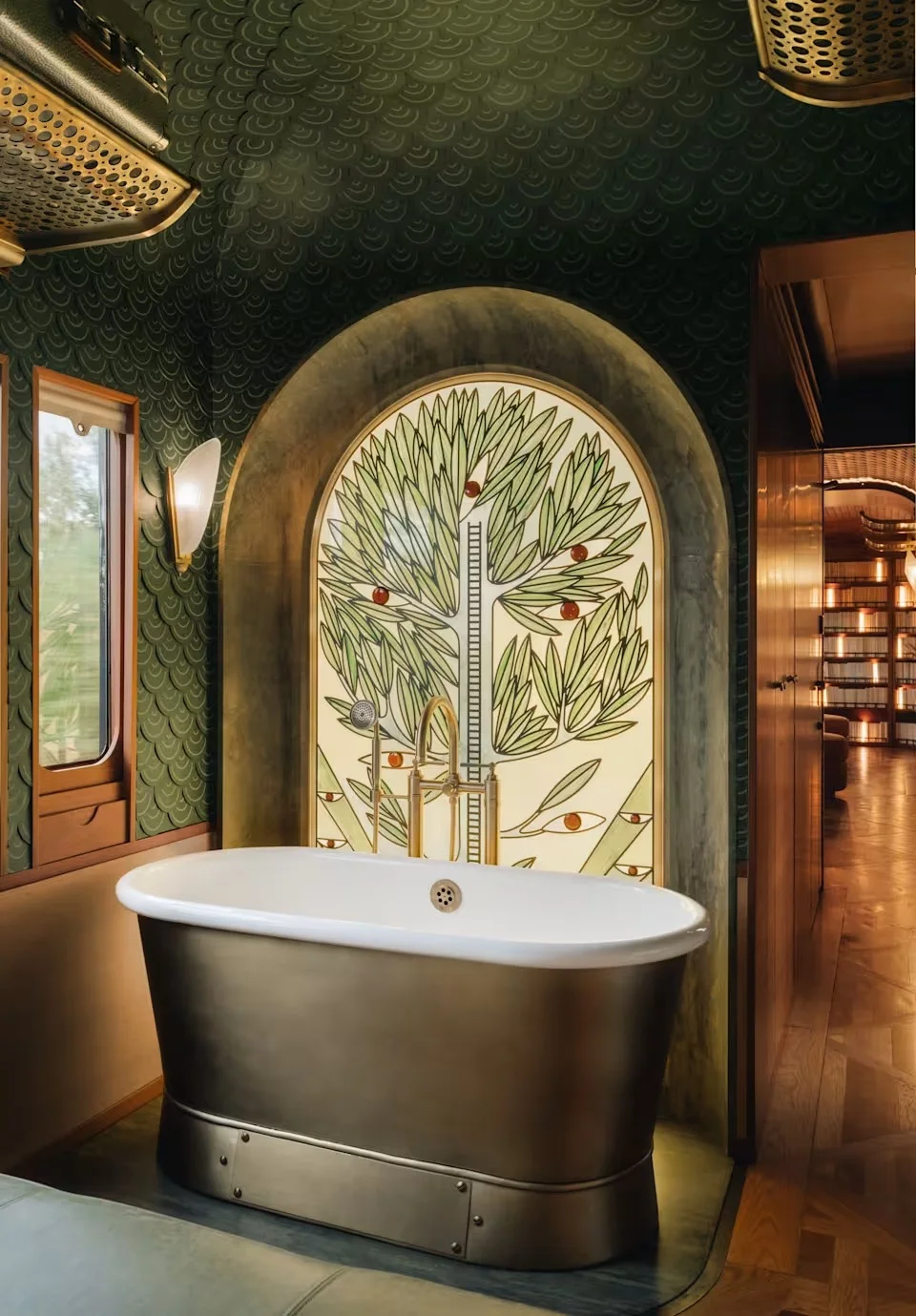Baignoire îlot de L'Observatoire VSOE — vitrail Art Nouveau Michael Mayer, marbre Carrare vert