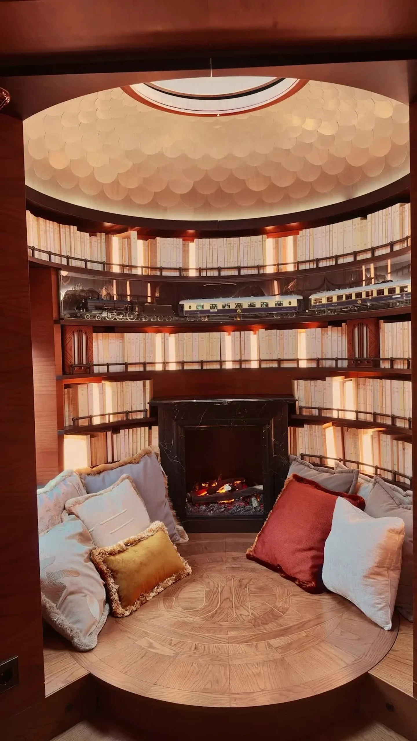 Bibliothèque circulaire et cheminée du salon de thé caché — L'Observatoire VSOE Belmond JR