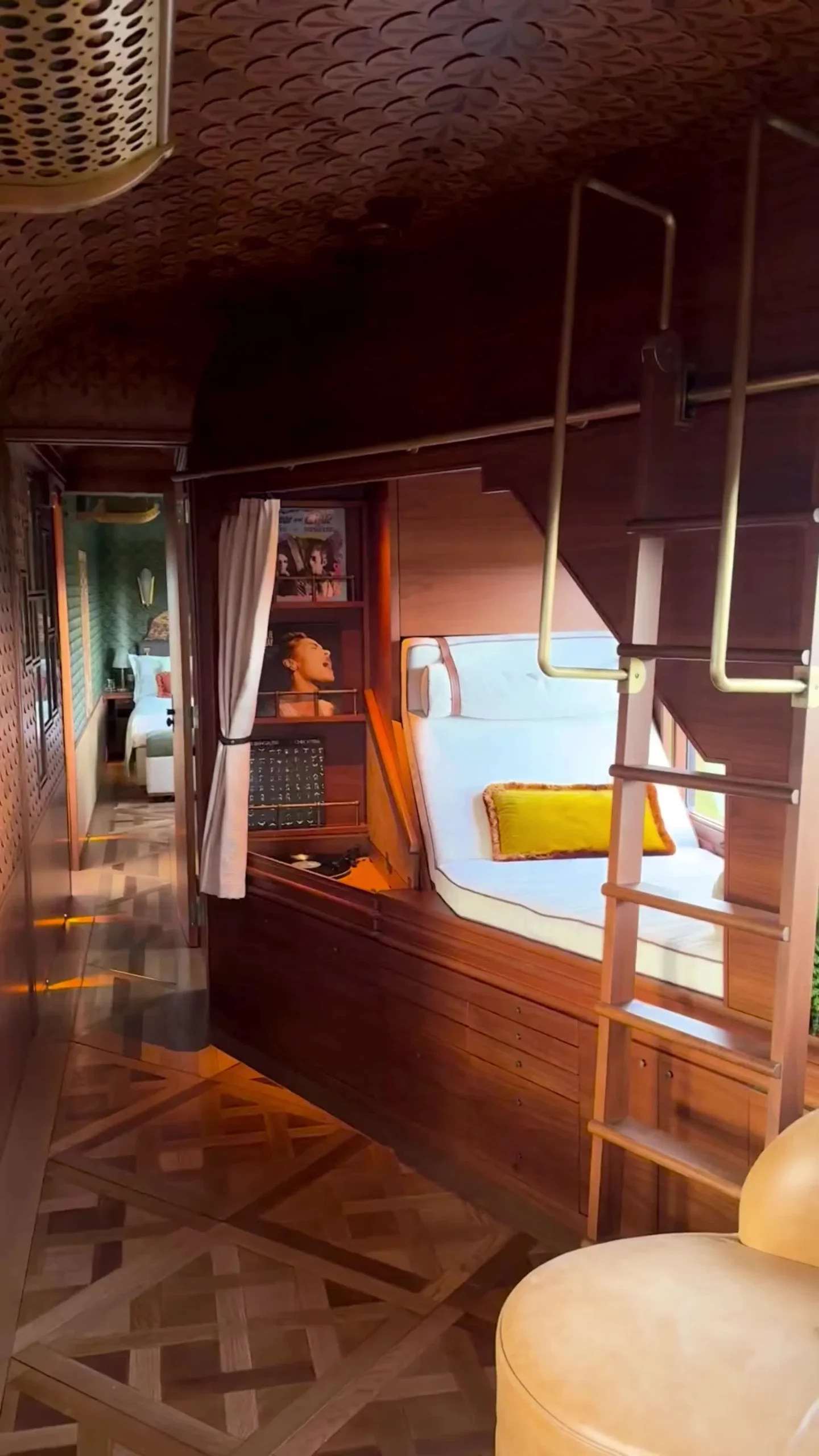Chambre couchette boiseries tons chauds — L'Observatoire VSOE Belmond JR