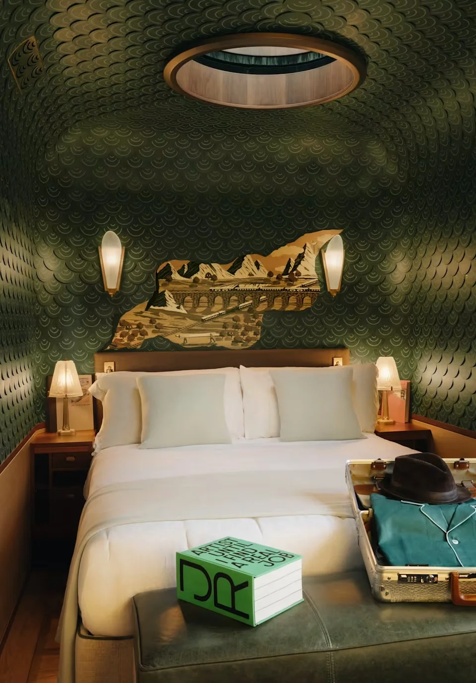 Chambre double de L'Observatoire VSOE — plafond vert écailles, marqueterie, oculus, lit double