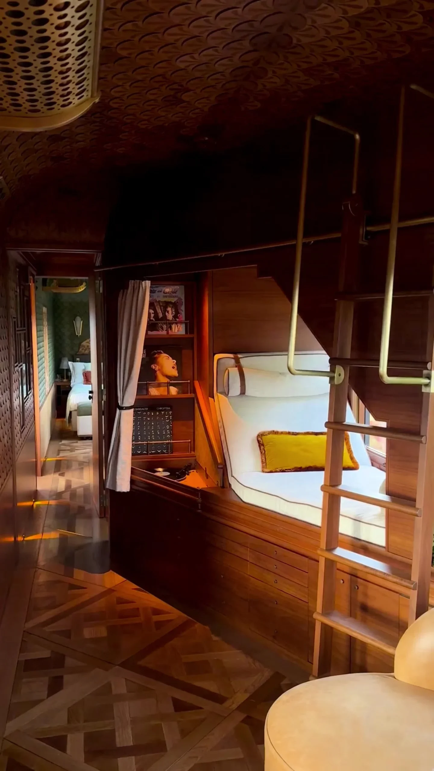 Chambre lits superposés boiseries — L'Observatoire Venice Simplon-Orient-Express JR Belmond