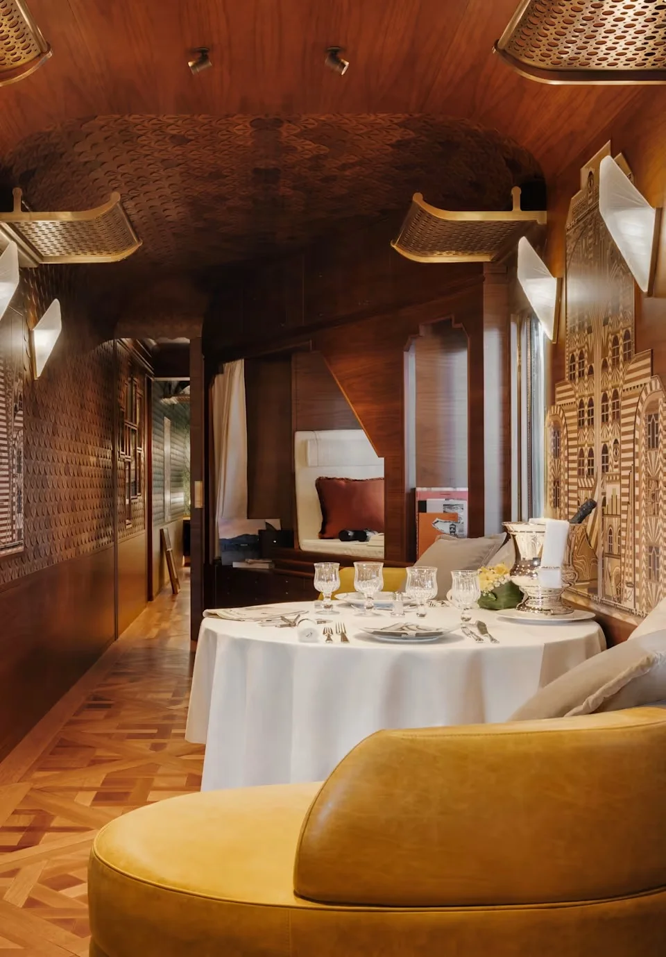Salon dîner de L'Observatoire VSOE — table dressée, boiseries, espace privatif pour 5 personnes