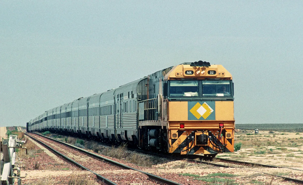Indian Pacific traversant le d&eacute;sert de Nullarbor, Australie, 2000