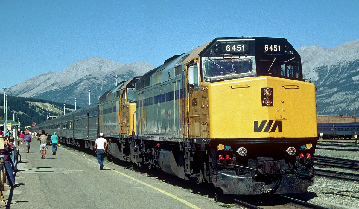 Le Canadien VIA Rail en gare de Jasper, montagnes Rocheuses, Canada, 1995