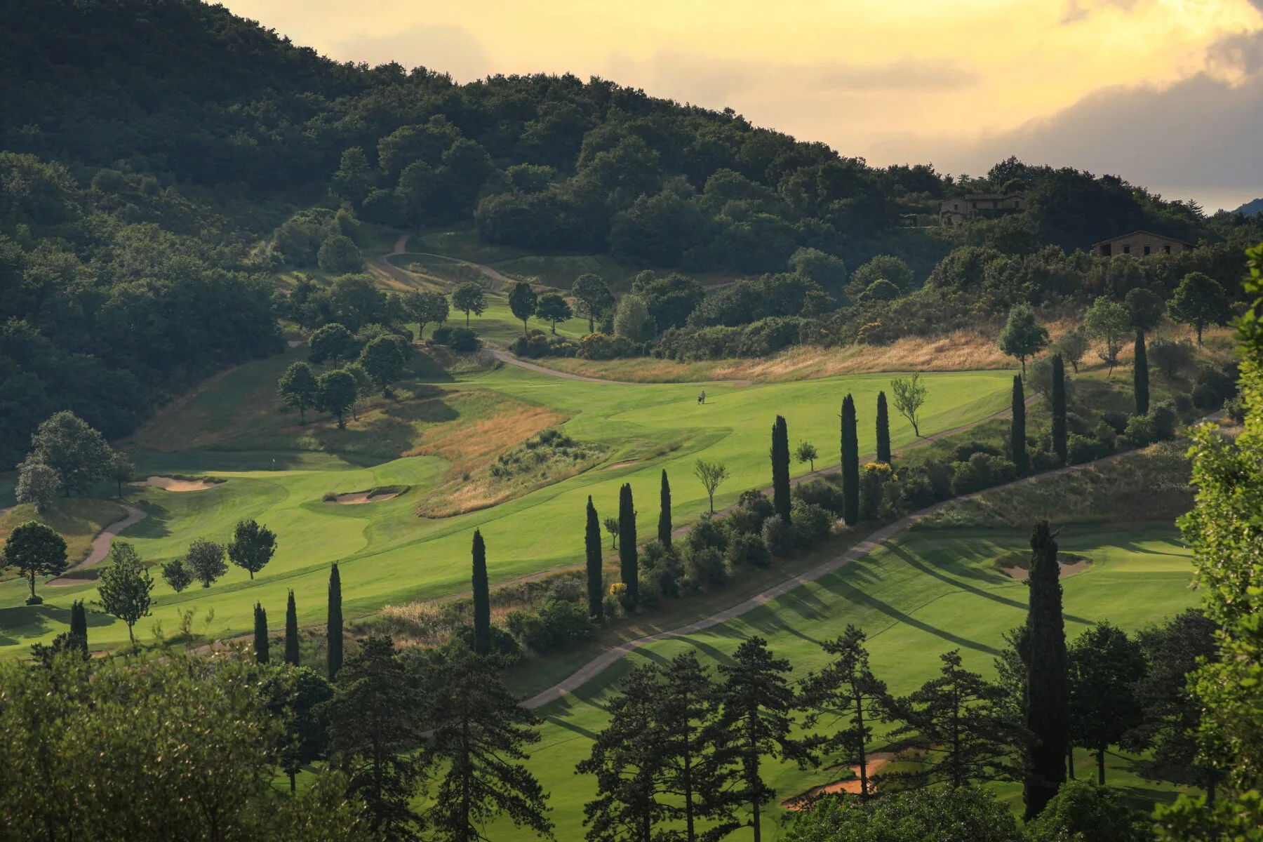 Antognolla Golf Club &ndash; 10e trou avec all&eacute;e de cypr&egrave;s, Ombrie