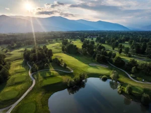 Parcours de golf Dolcevita Royal Park aux Rovieri avec vue aérienne sur lac et montagnes
