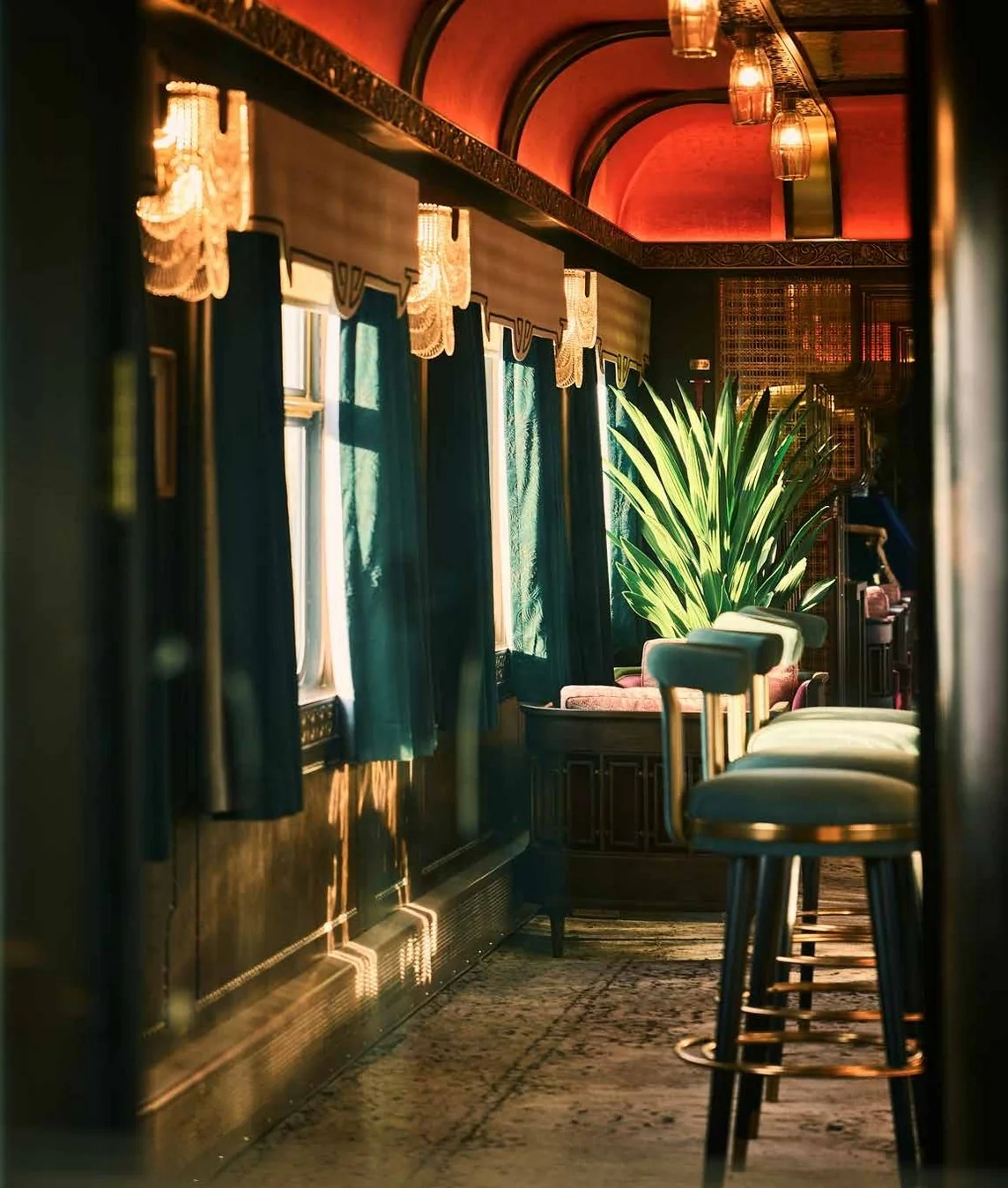Bar Lounge Silk Road Express &mdash; tabourets velours, lustres