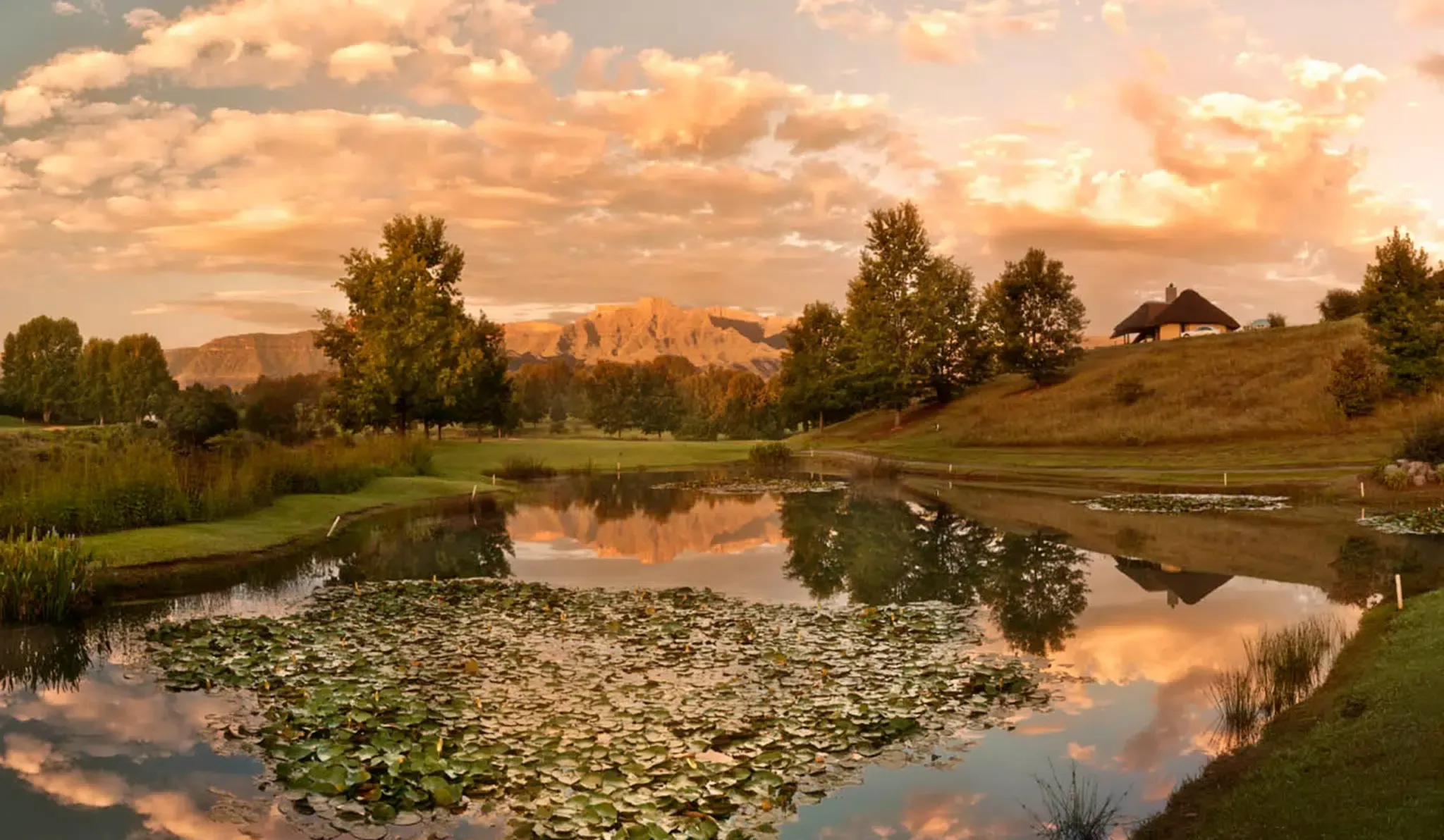 Champagne Sports Resort &mdash; lac aux nuphrars au coucher du soleil, Cathkin Peak