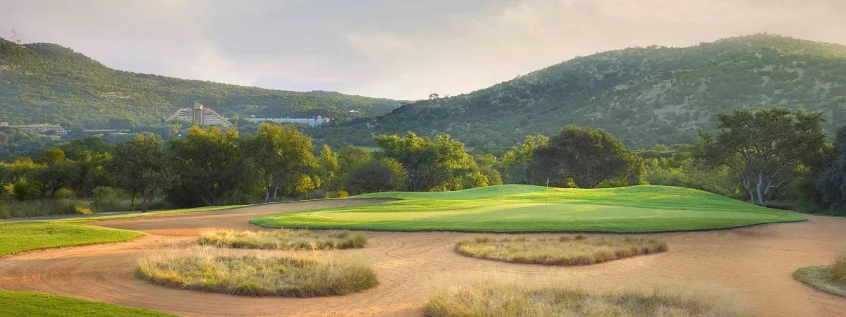 Gary Player Country Club &mdash; trou 14 par 5, montagnes et bush africain