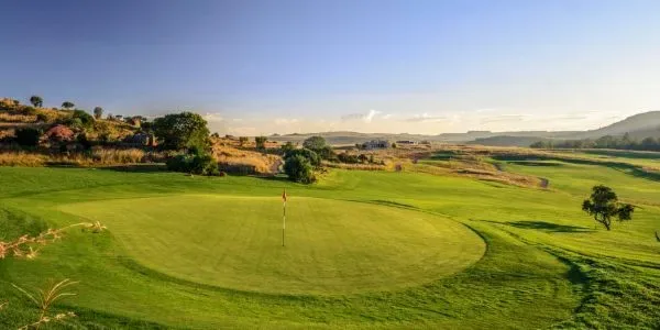 Highland Gate Golf Course Dullstroom &mdash; green et fairway au coucher du soleil sur le Highveld