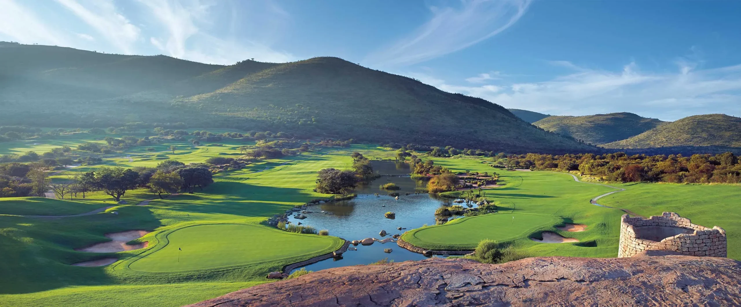 Golf Safari Rovos Rail &mdash; Lost City Golf Course, vue panoramique lacs et greens, Pilanesberg