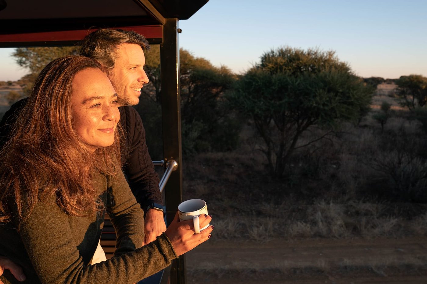 Couple sur le balcon d&rsquo;observation Rovos Rail &mdash; lever de soleil en Afrique
