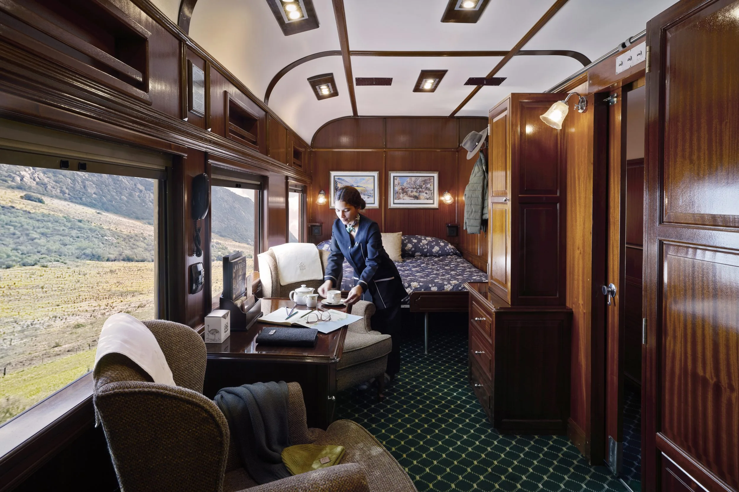 Suite Royale Rovos Rail &mdash; service th&eacute; h&ocirc;tesse