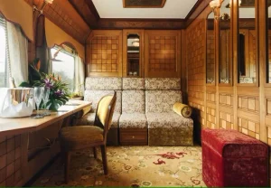 Cabine présidentielle du Eastern Oriental Express avec salon luxueux, boiseries, miroirs et mobilier haut de gamme